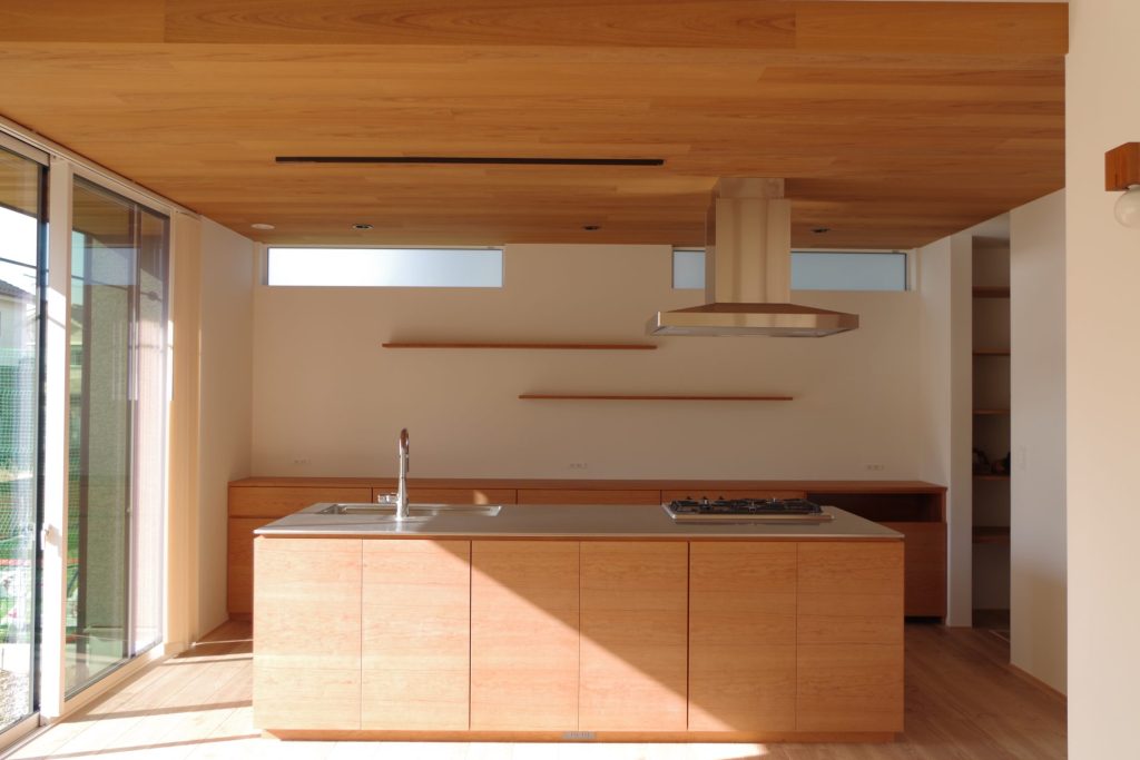 木材の継目がなくデザインの統一性を実現　ブラックチェリーのアイランドキッチン